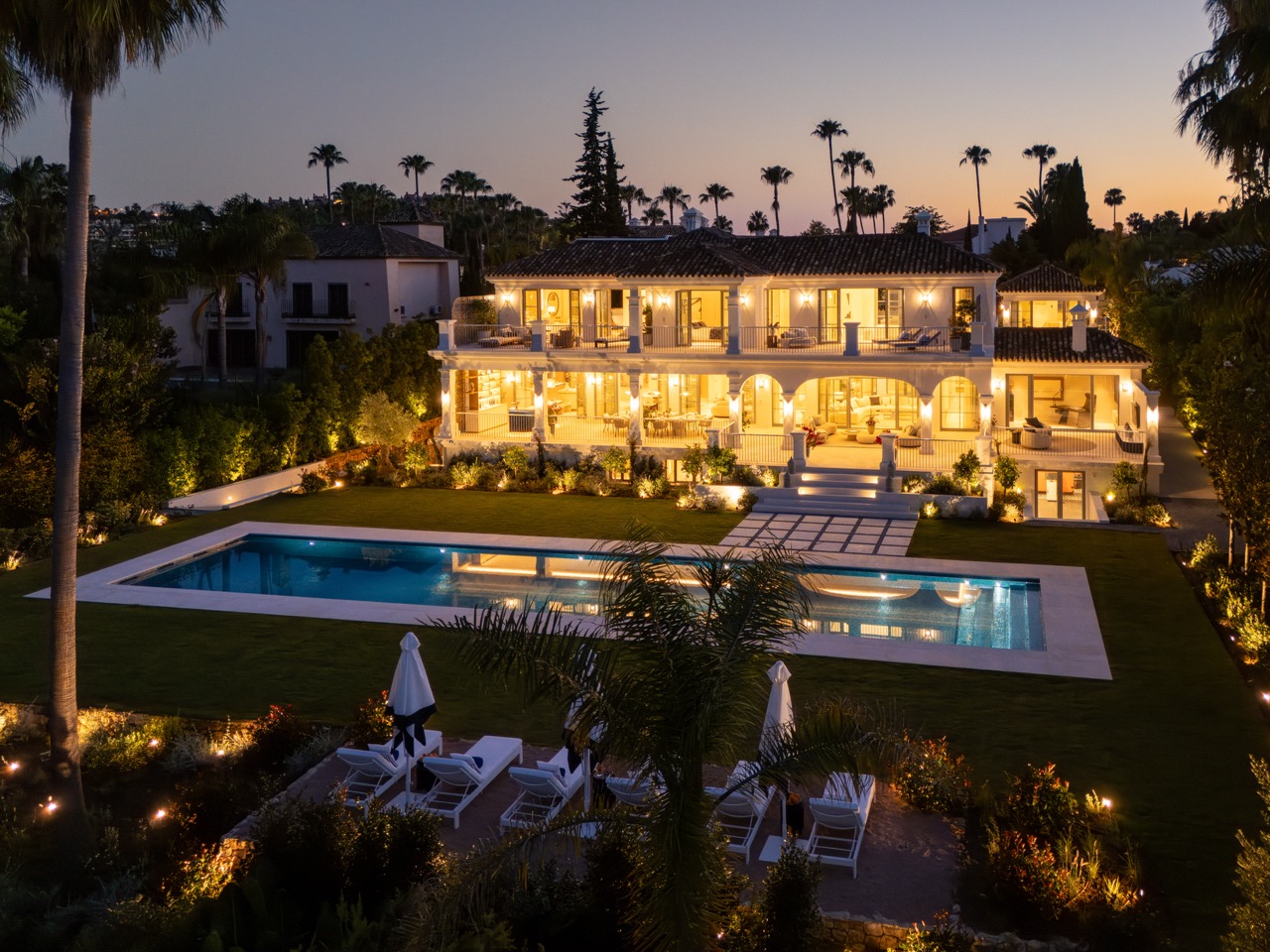 Majorelle villa La Cerquilla night time